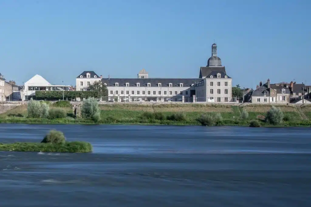 Le lac avec l'hôtel Fleur de Loire