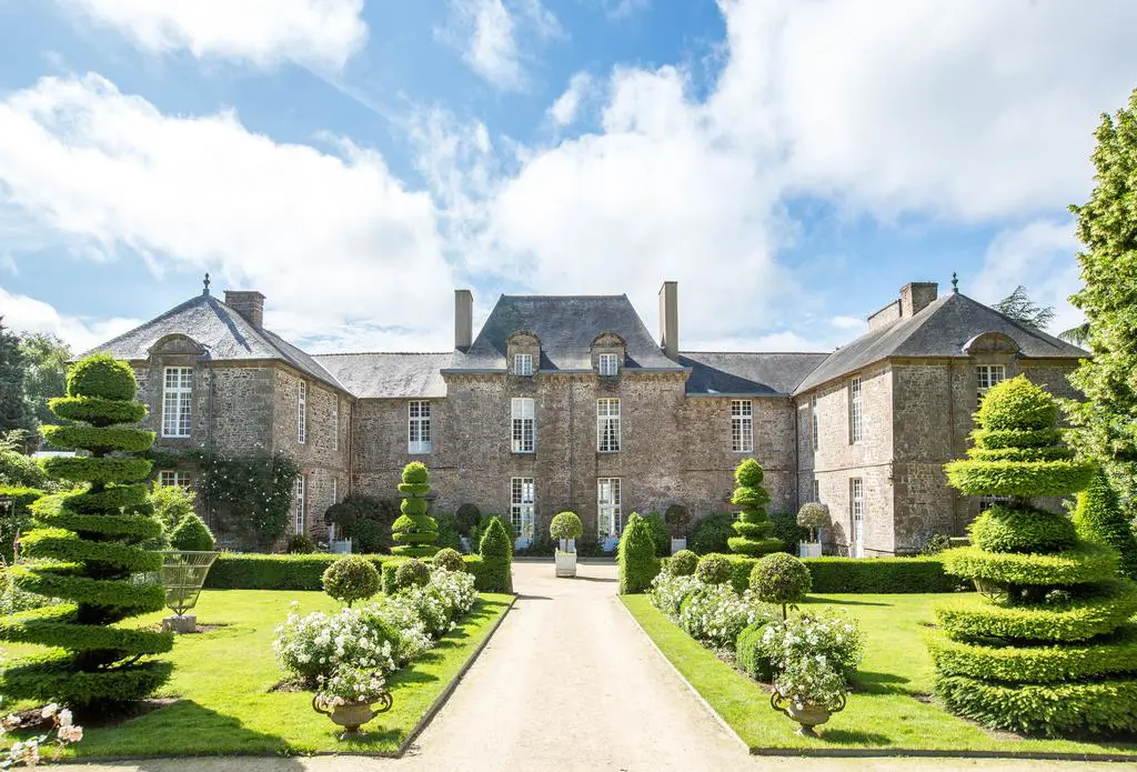 Majestueuse allée pour arriver au Chateau de La Ballue en Ille-et-Vilaine (35)