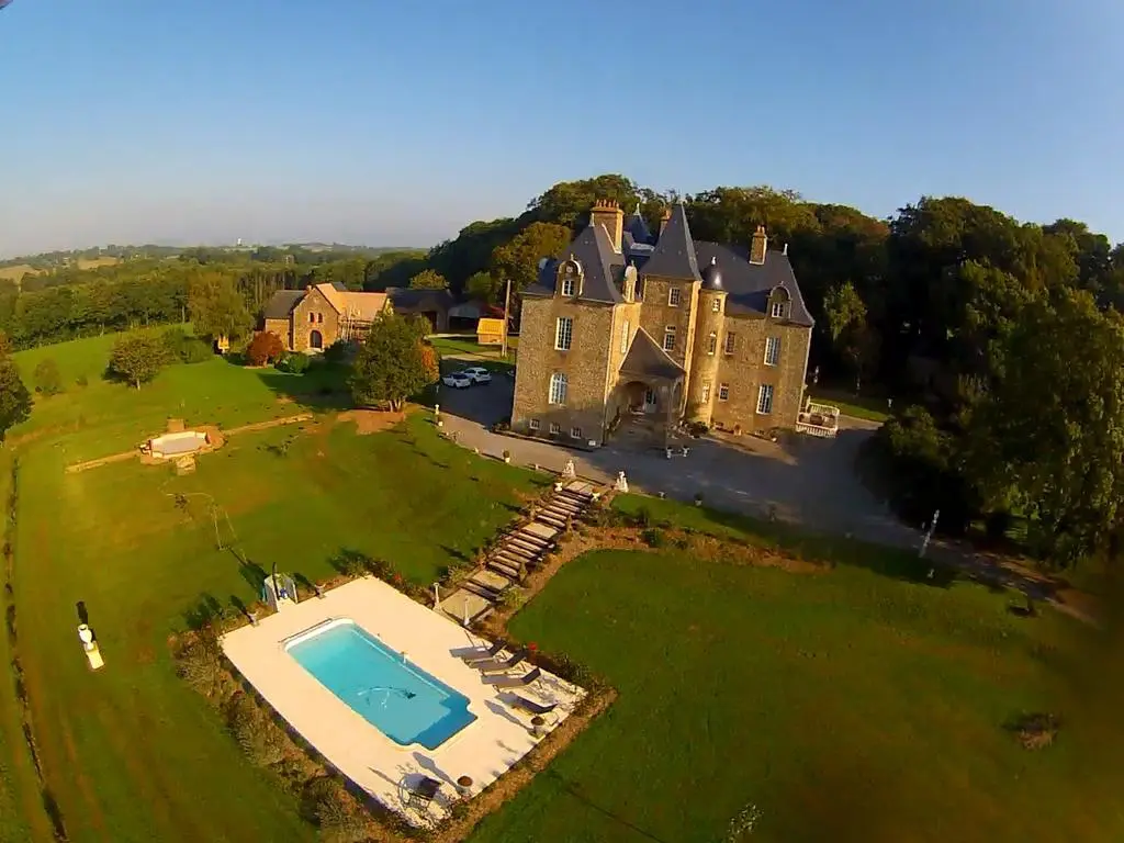 Le Château de Montbrault, son parc et sa piscine vus des airs