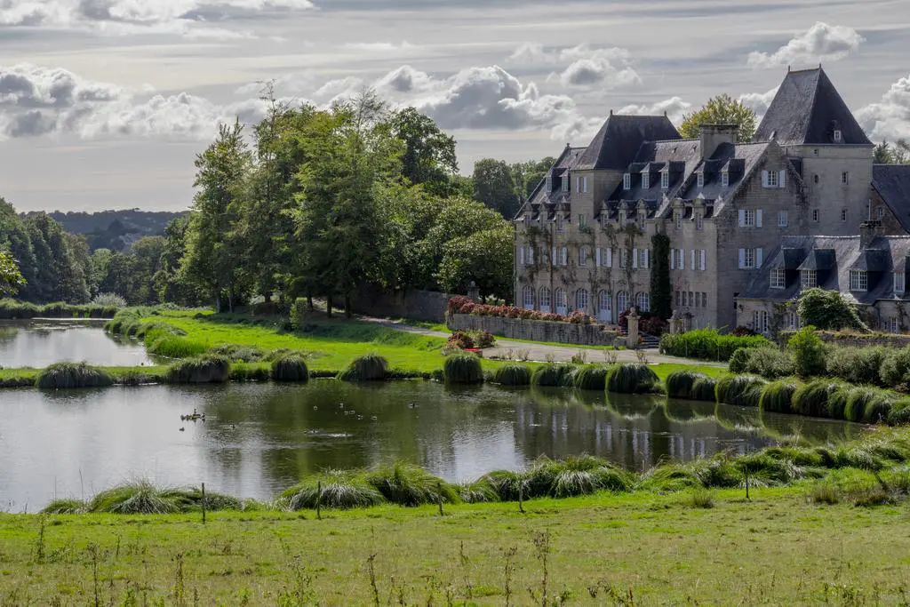 Manoir du Stang à La Forêt-Fouesnant (Finistère) et son plan d'eau