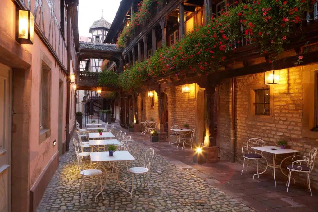 Cour et façade de Hôtel Cour du Corbeau à Strasbourg