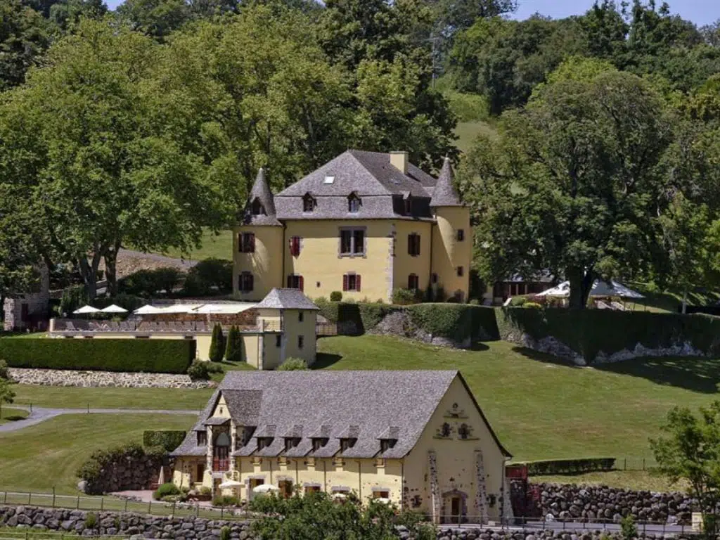 Le Château de Salles et les différentes bâtisses de son domaine.