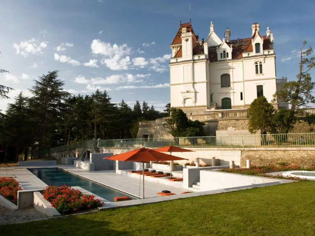 Piscine et façade du Château Valmy à Argelès-sur-Mer