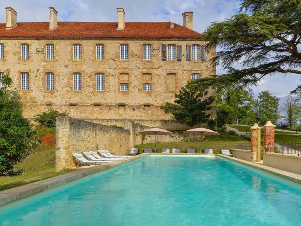 Piscine et bâtiment principal de l'hôtel de luxe Le Monastère de Saint Mont dans le Gers