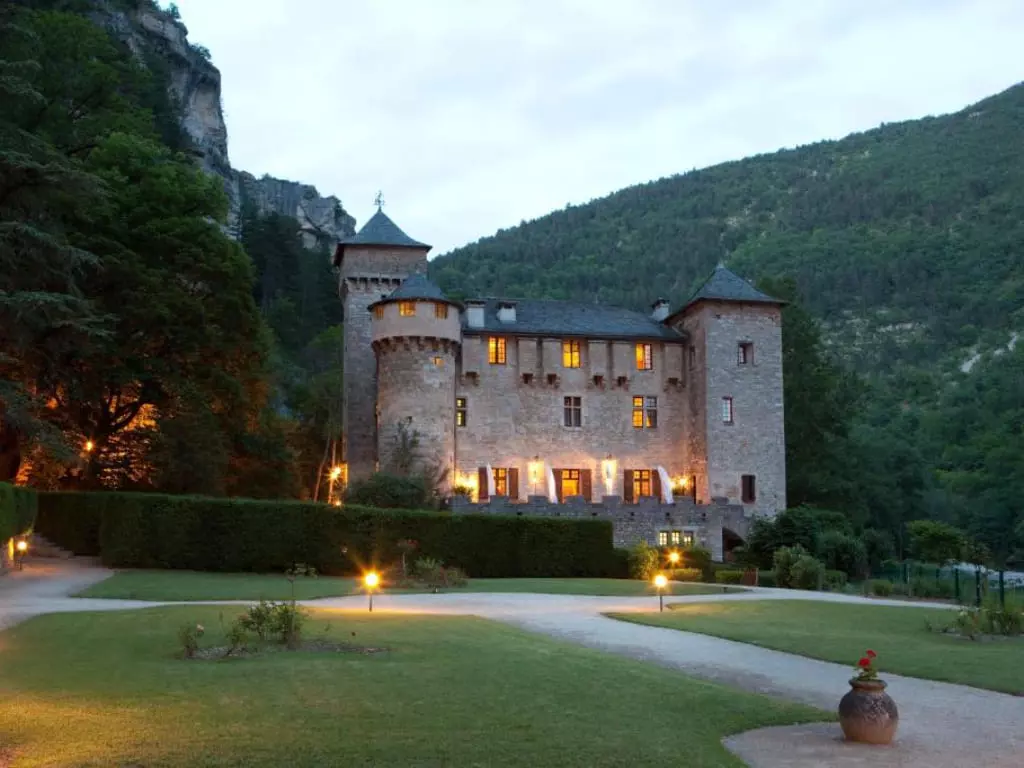 La nuit tombe sur Château de la Caze à Sainte Enimie